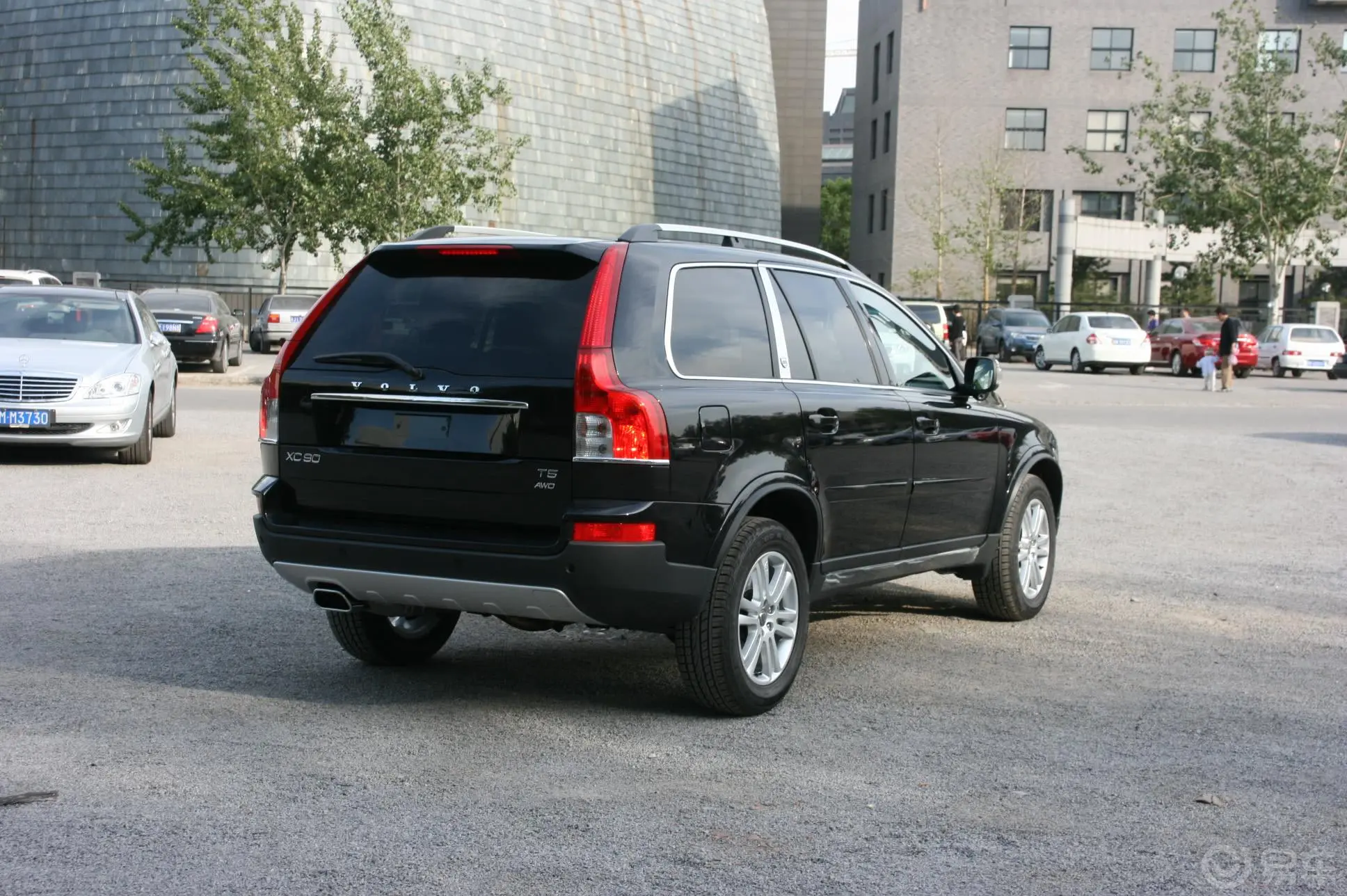 沃尔沃XC902.5T T5 北欧行政版侧后45度车头向右水平