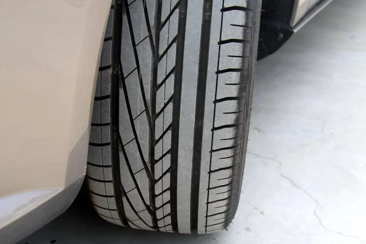 一汽-大众CC1.8T 尊贵型轮胎花纹