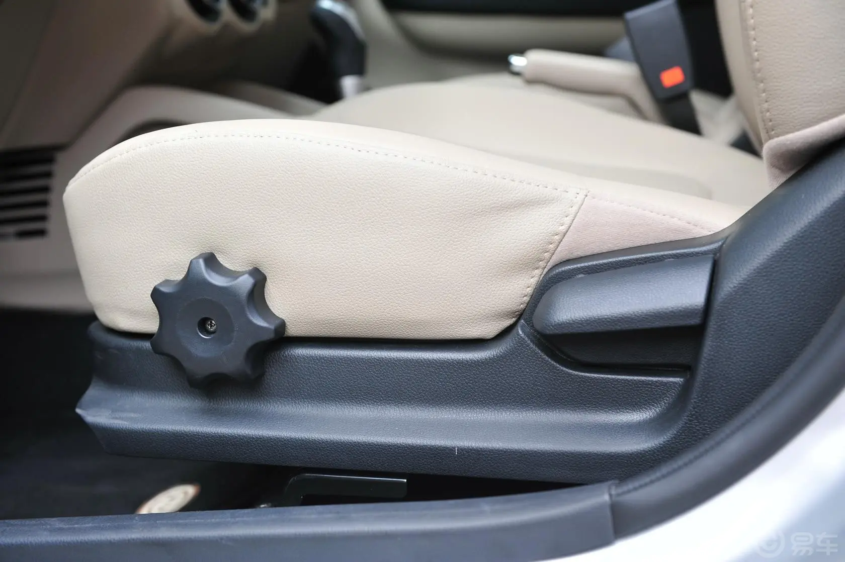 起亚K2三厢 1.6L 自动 Premium座椅调节键