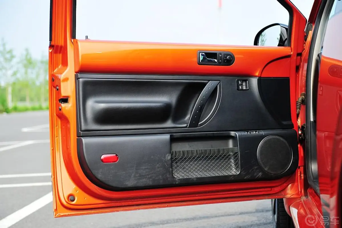 甲壳虫墨橘版 1.8T豪华版驾驶员侧车门内门板
