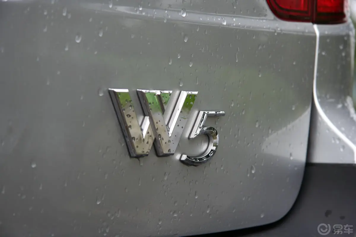 荣威W51.8T 自动 四驱 豪域版尾标