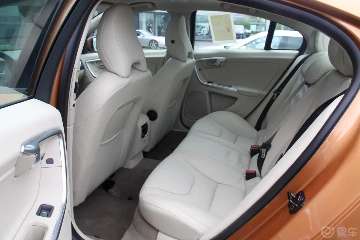 沃尔沃S60(进口)1.6T 双离合 DRIVe舒适版后排空间体验
