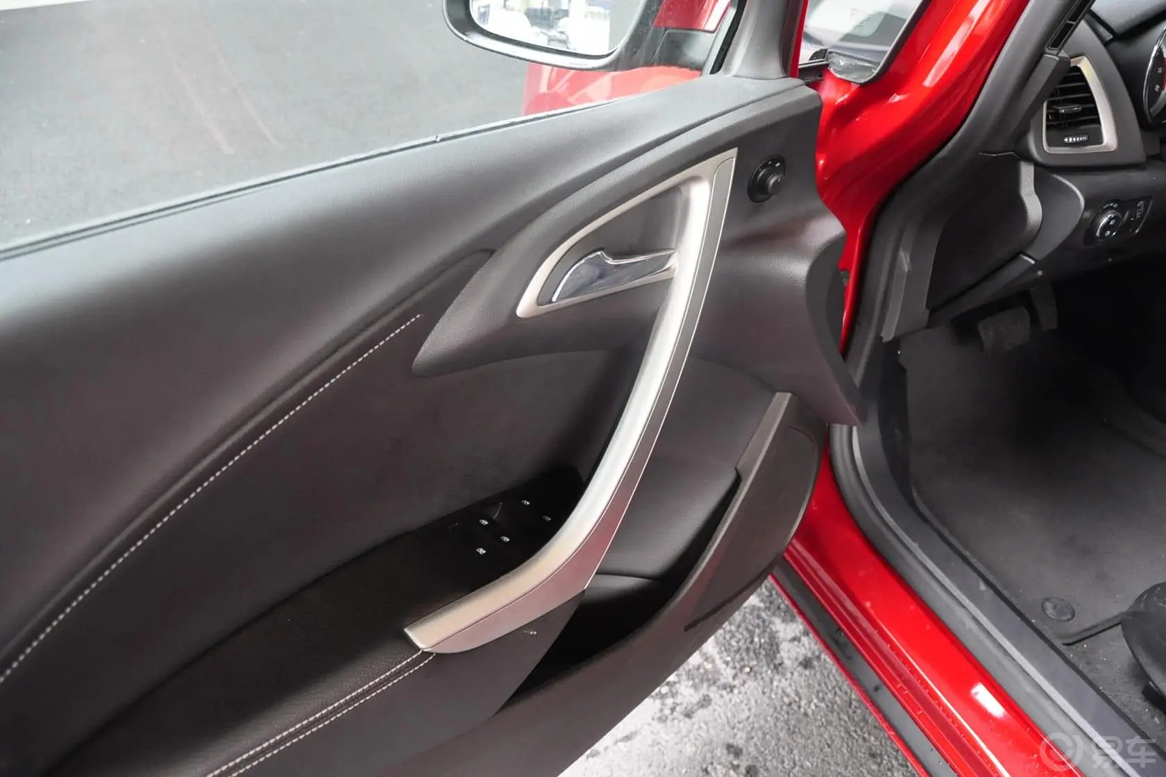 英朗XT 1.6T 时尚运动版 OS驾驶员侧车门内门板