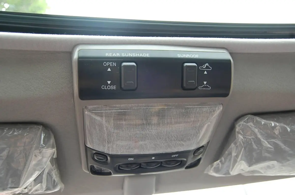 菱智QA 标准型(短车)LZ6470AQAS 7座内饰