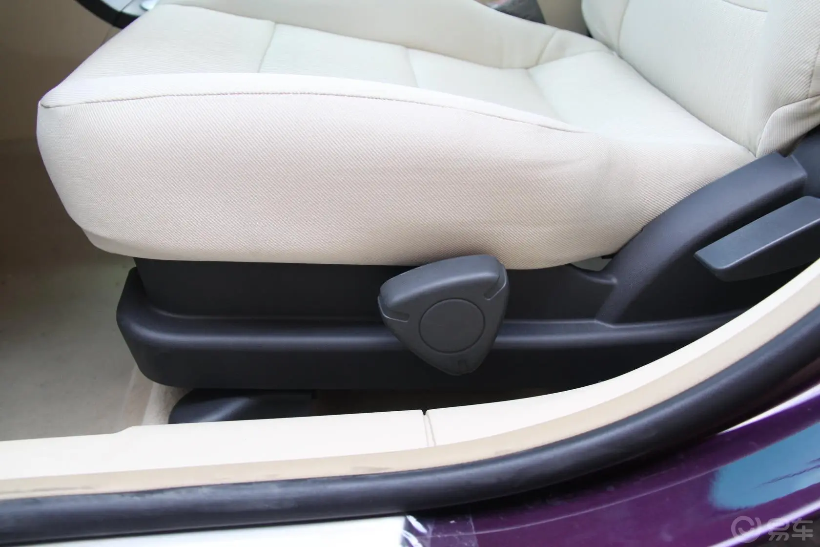 莲花L5Sportback 1.6L 手动 风尚版座椅调节键