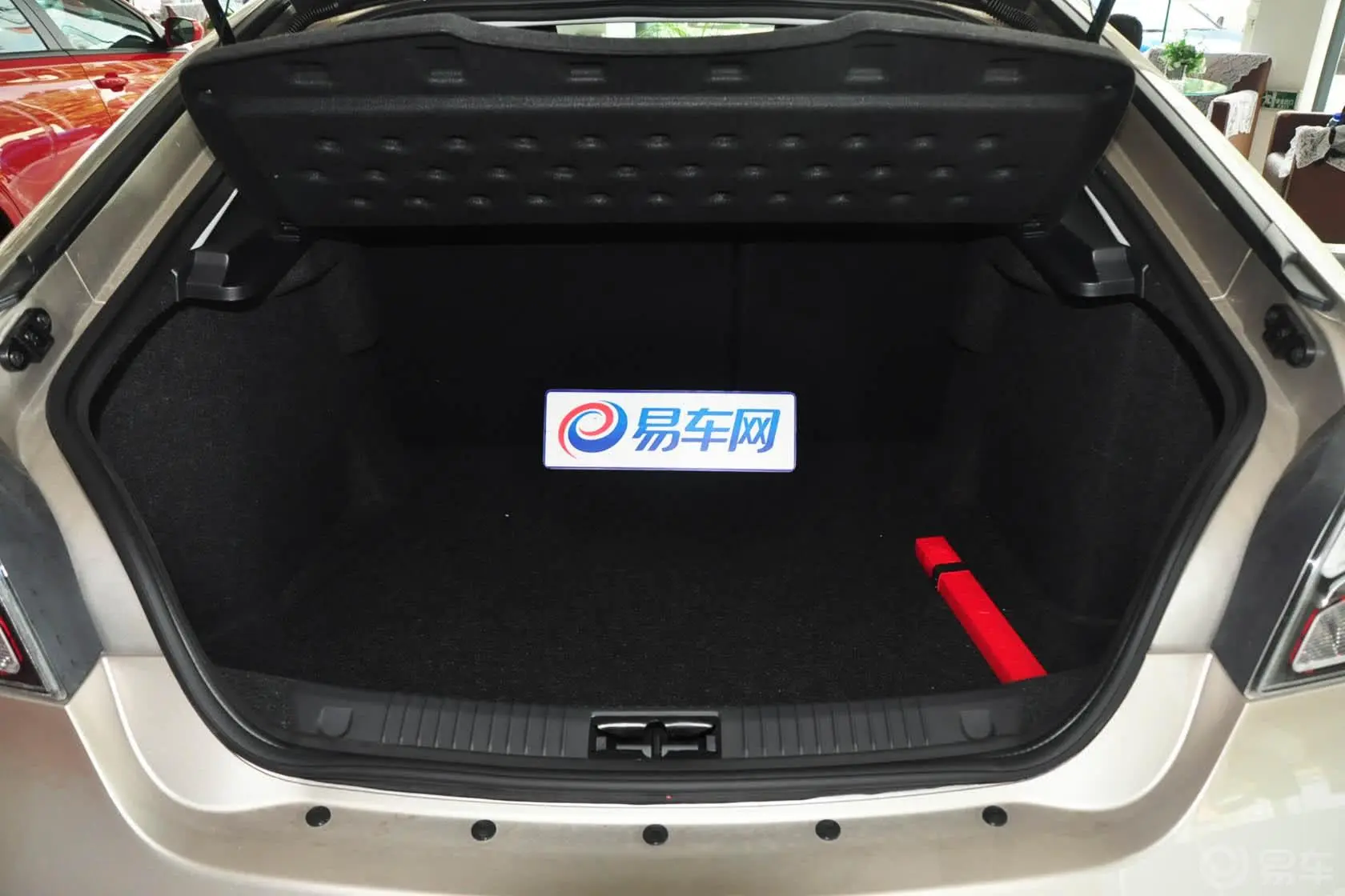 MG6掀背 1.8T 自动 精英版行李箱空间