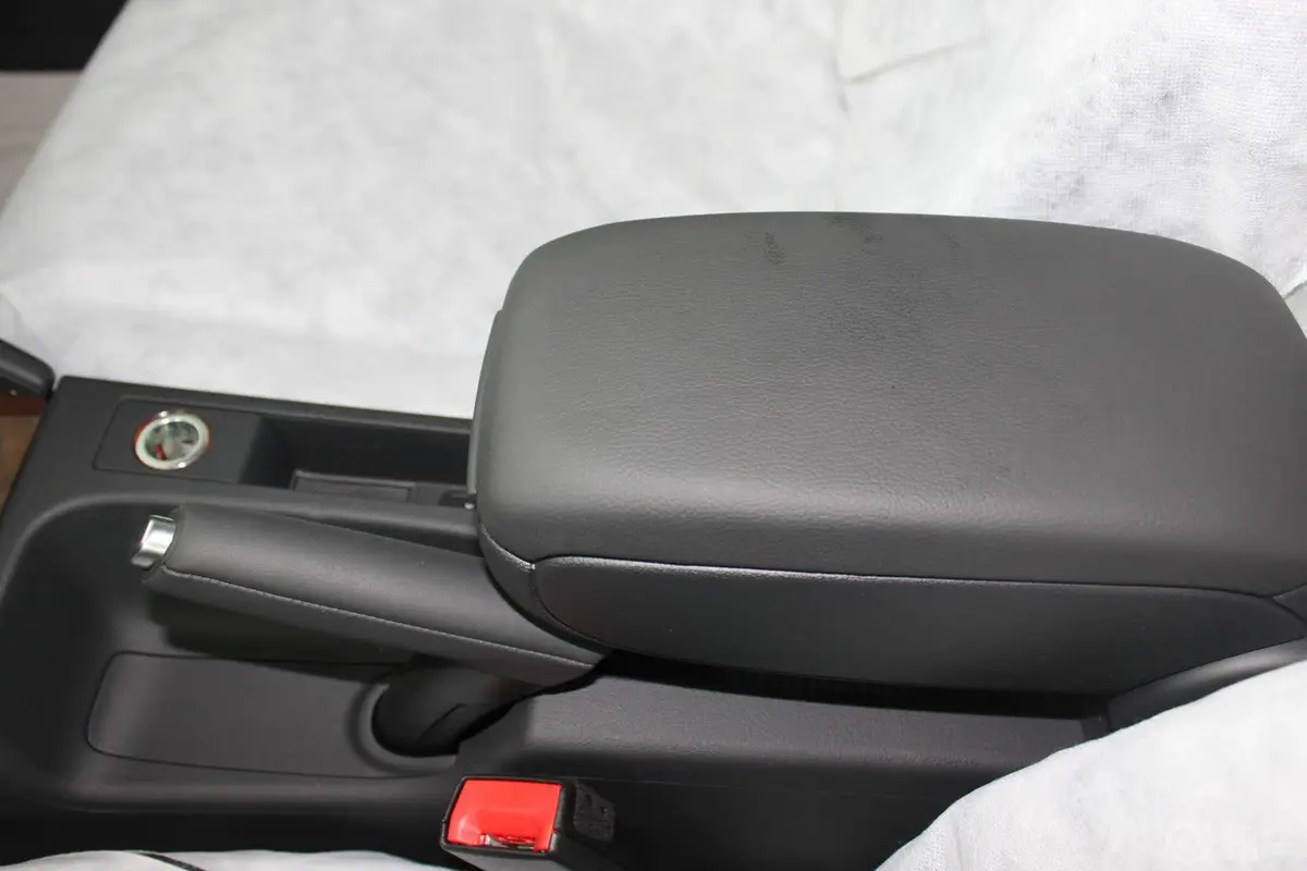 奥迪A3(进口)Sportback 1.8T 自动 豪华型前排中央扶手箱