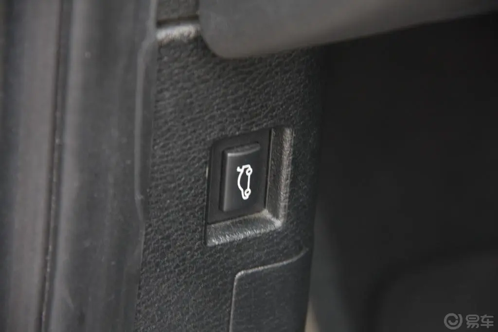 宝马X3(进口)xDrive35i 豪华型车内行李箱开启键