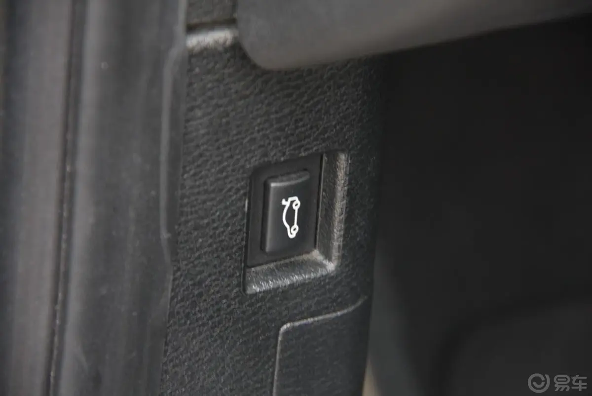 宝马X3(进口)xDrive35i 豪华型车内行李箱开启键