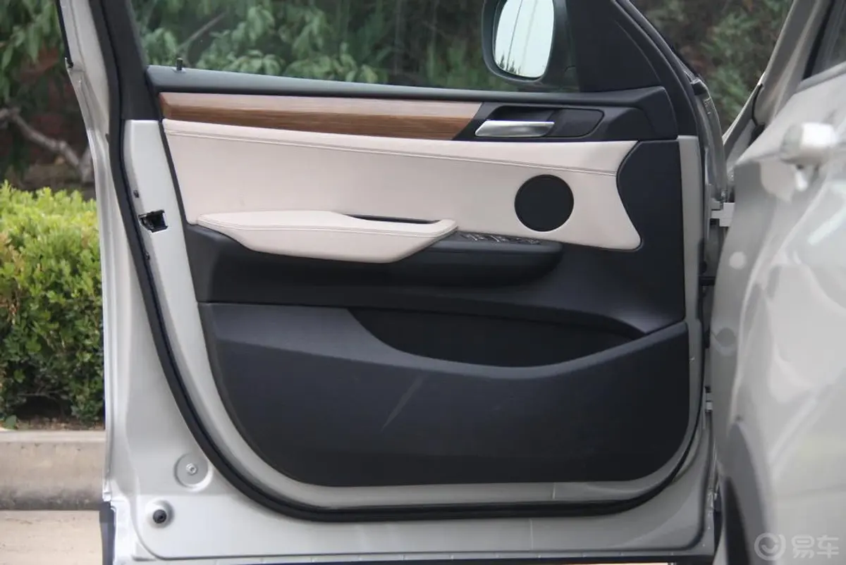 宝马X3(进口)xDrive35i 豪华型驾驶员侧车门内门板