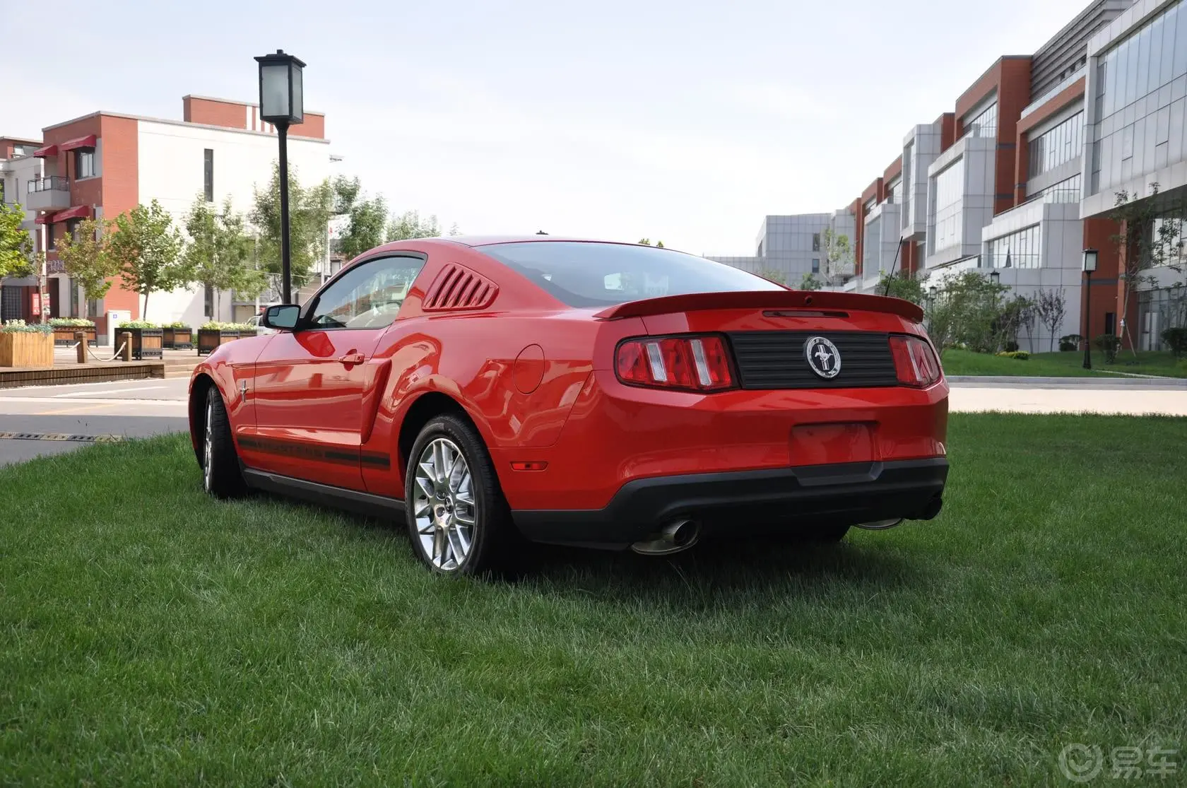 Mustang3.7L 自动 俱乐部版 硬顶侧后45度车头向左水平