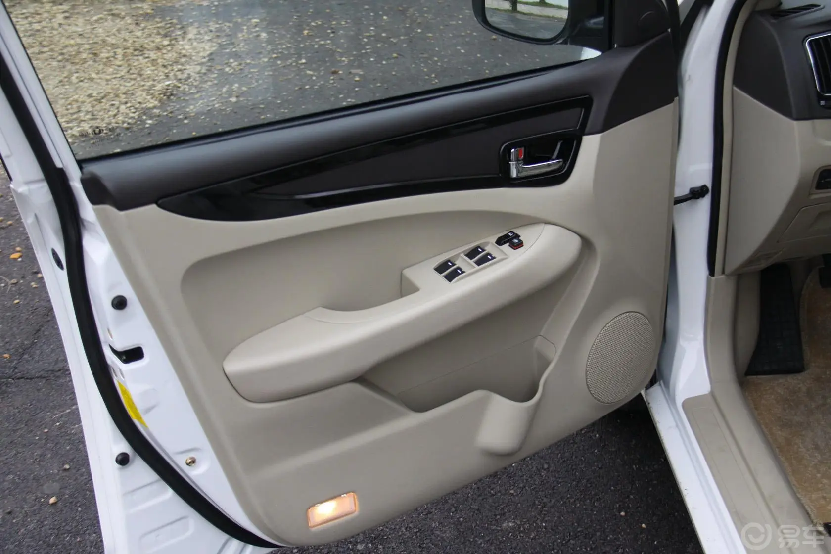 吉利GC71.8L 自动 DVVT 舒适型驾驶员侧车门内门板