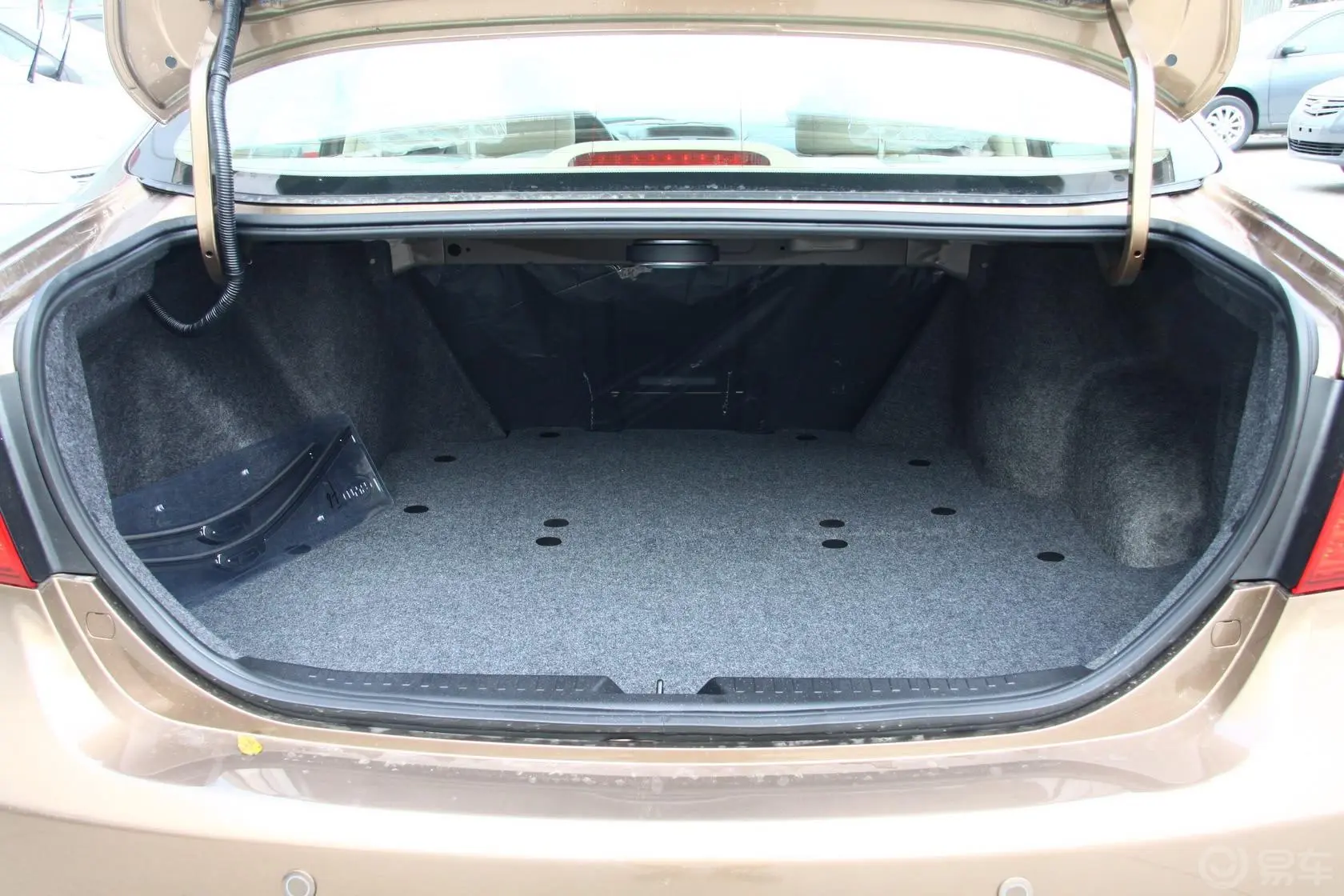 比亚迪G62.0L 手动 尊贵型行李箱空间