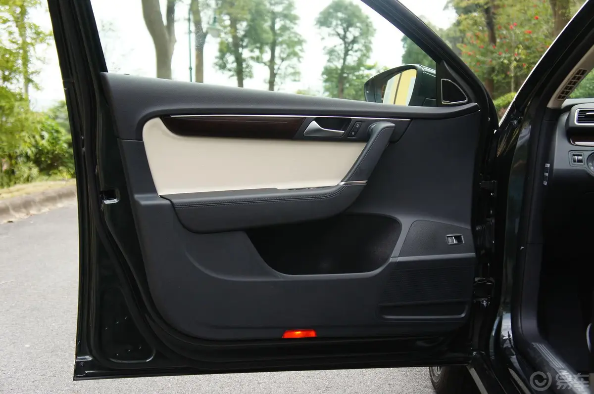 迈腾B7L V6 3.0FSI DSG旗舰型驾驶员侧车门内门板