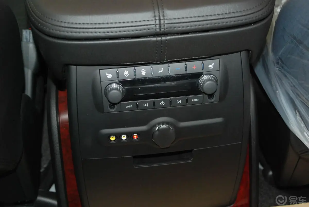 凯雷德6.2 AWD后座空调控制键