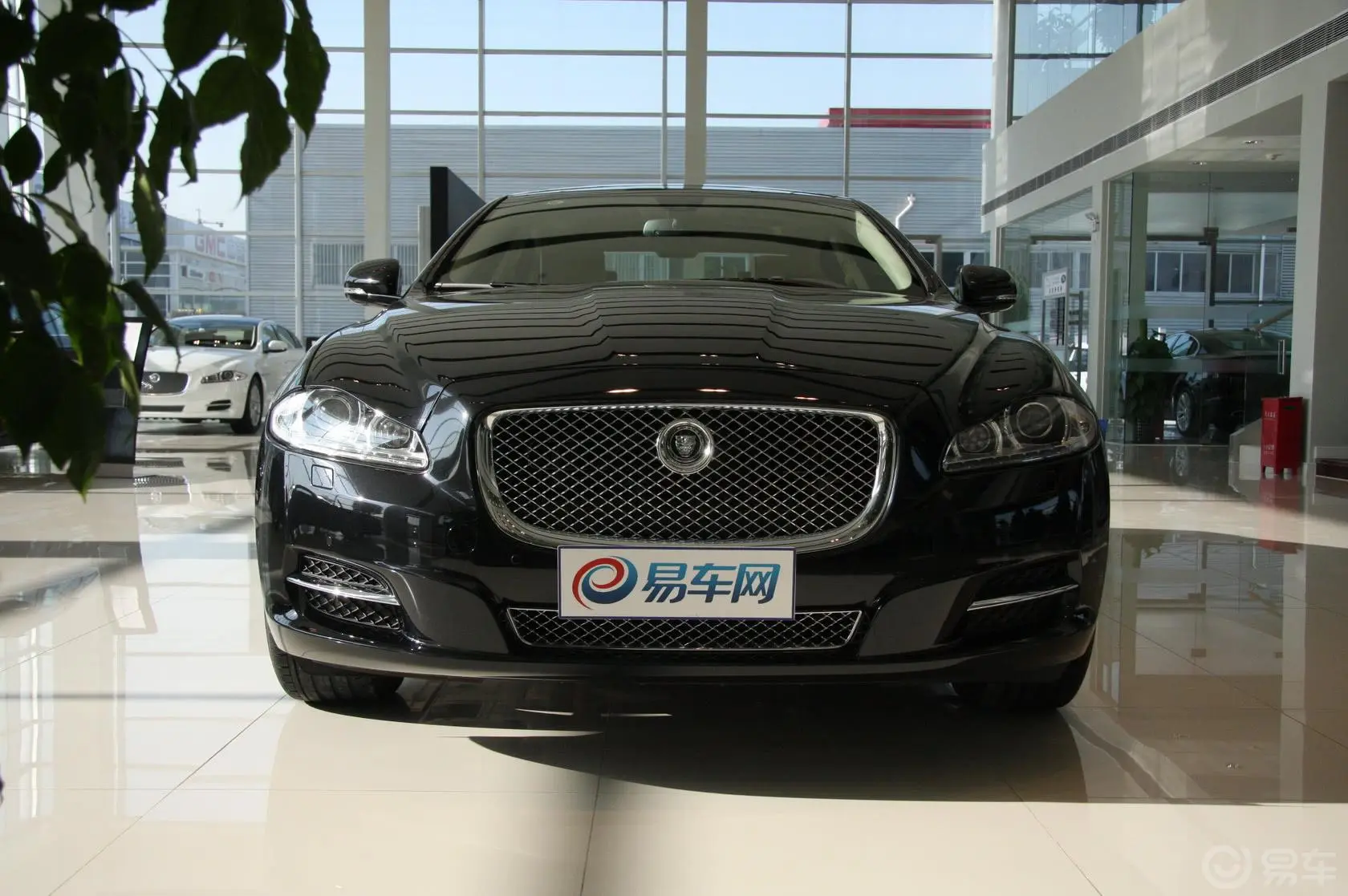 捷豹XJ3.0L 手自一体 全景商务版正前水平