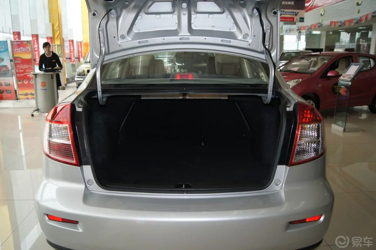 天语 SX4三厢 1.6L超值版 MT行李箱空间