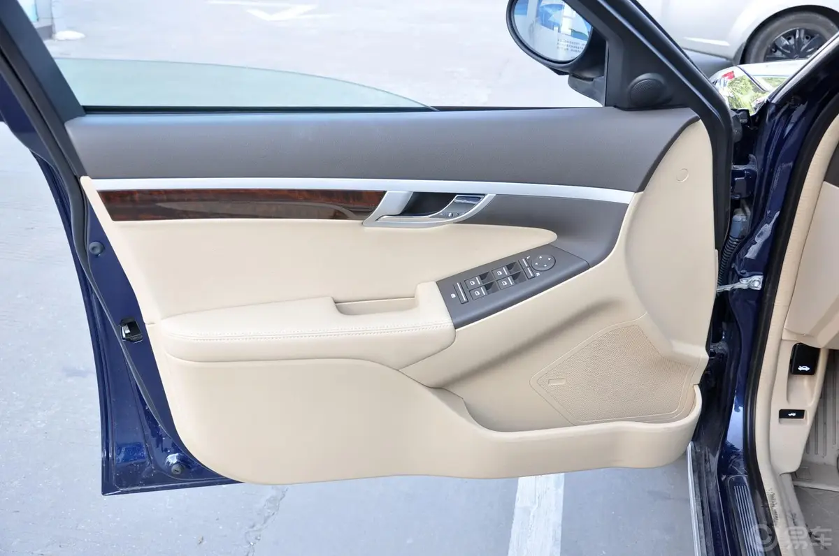 荣威750S 1.8T 自动 迅雅版驾驶员侧车门内门板