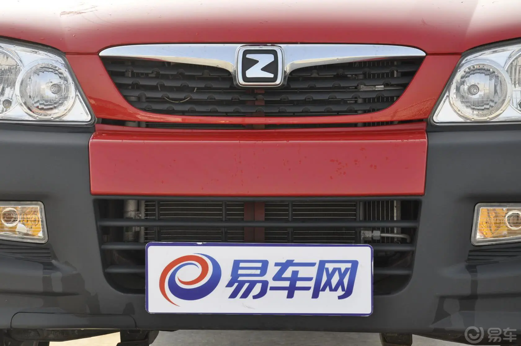 众泰20081.3L 手动 标准型前格栅侧俯拍