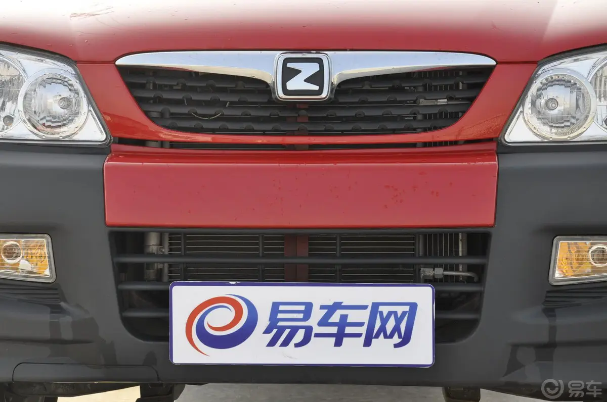 众泰20081.3L 手动 标准型前格栅侧俯拍