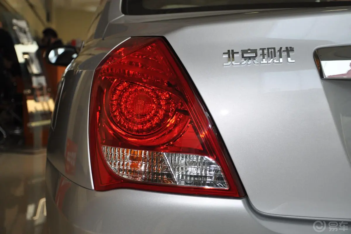 伊兰特三厢 1.6L MT GL 国四外观