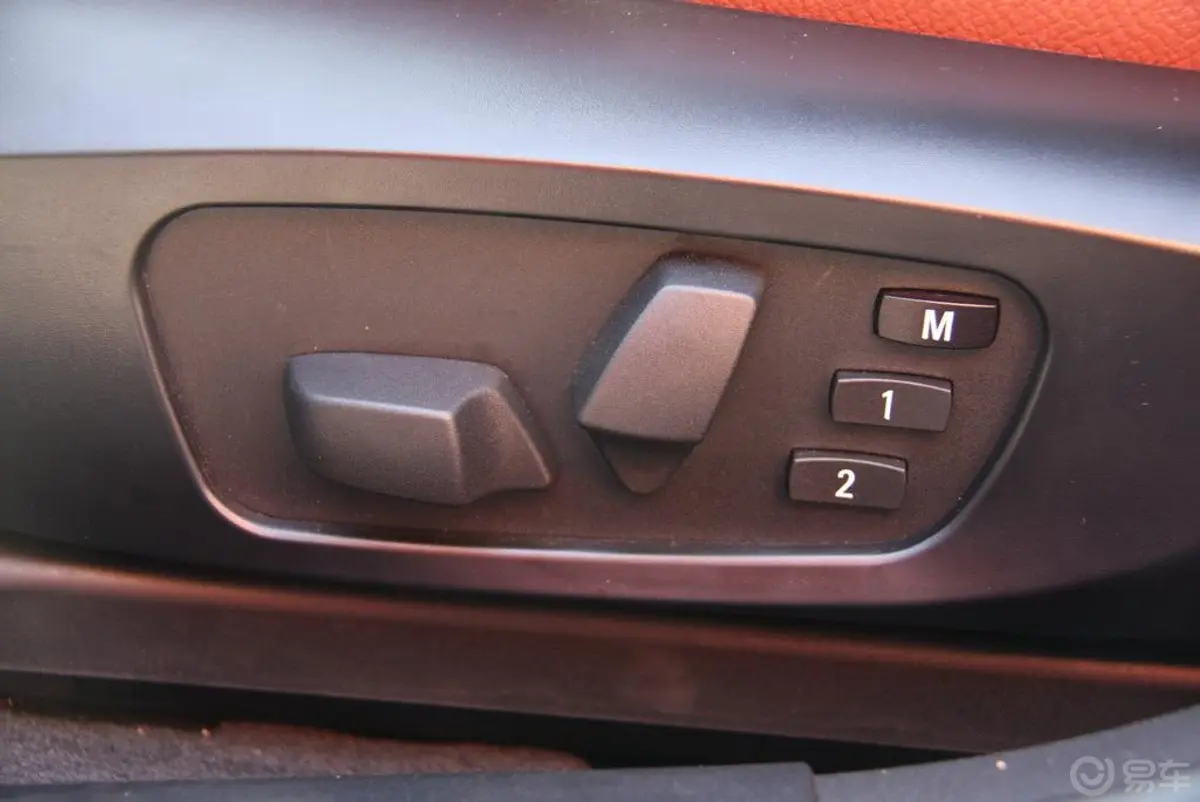 宝马X1xDrive20i豪华型座椅调节键