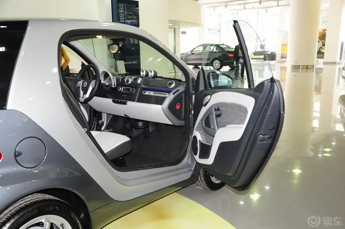 smart fortwo1.0T 流光灰特别版内饰