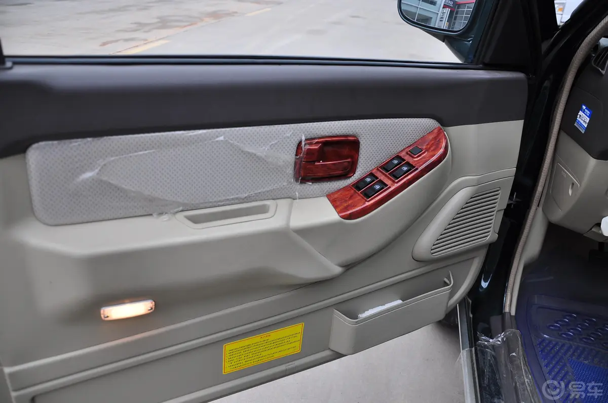 萨普V7 2.8L 两驱驾驶员侧车门内门板