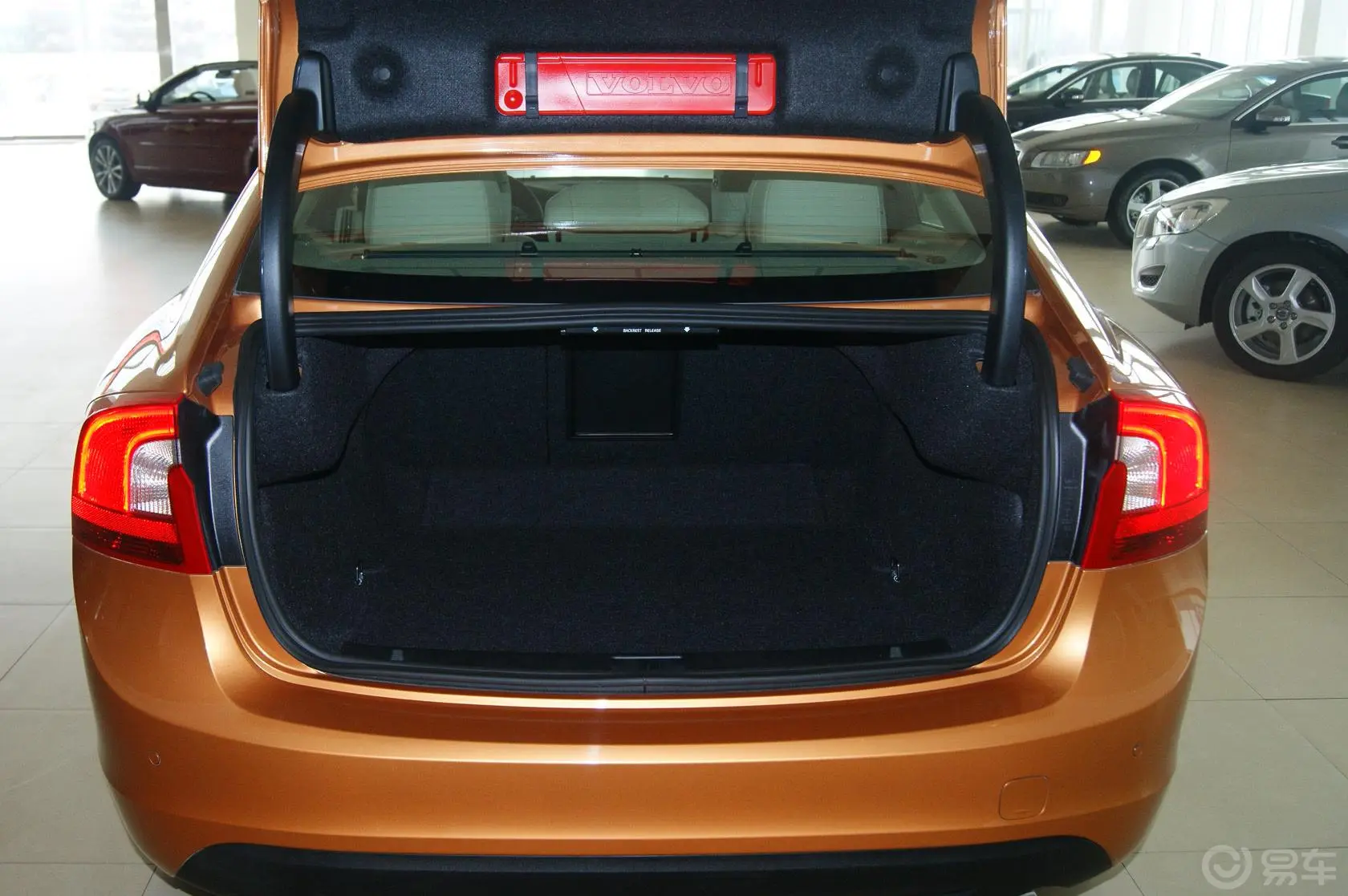 沃尔沃S60(进口)2.0T 双离合 T5 智尊版行李箱空间