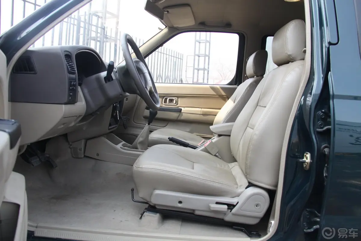 锐骐厢式车2WD ZD30柴油豪华型 国Ⅲ前排空间