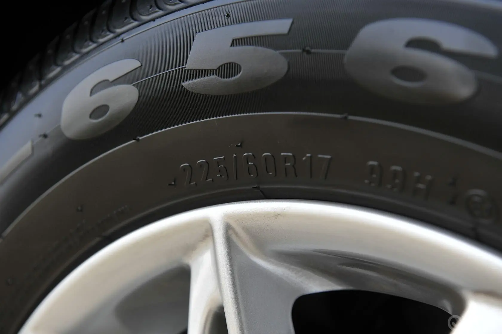 传祺GS52.0L 自动 尊贵版轮胎规格