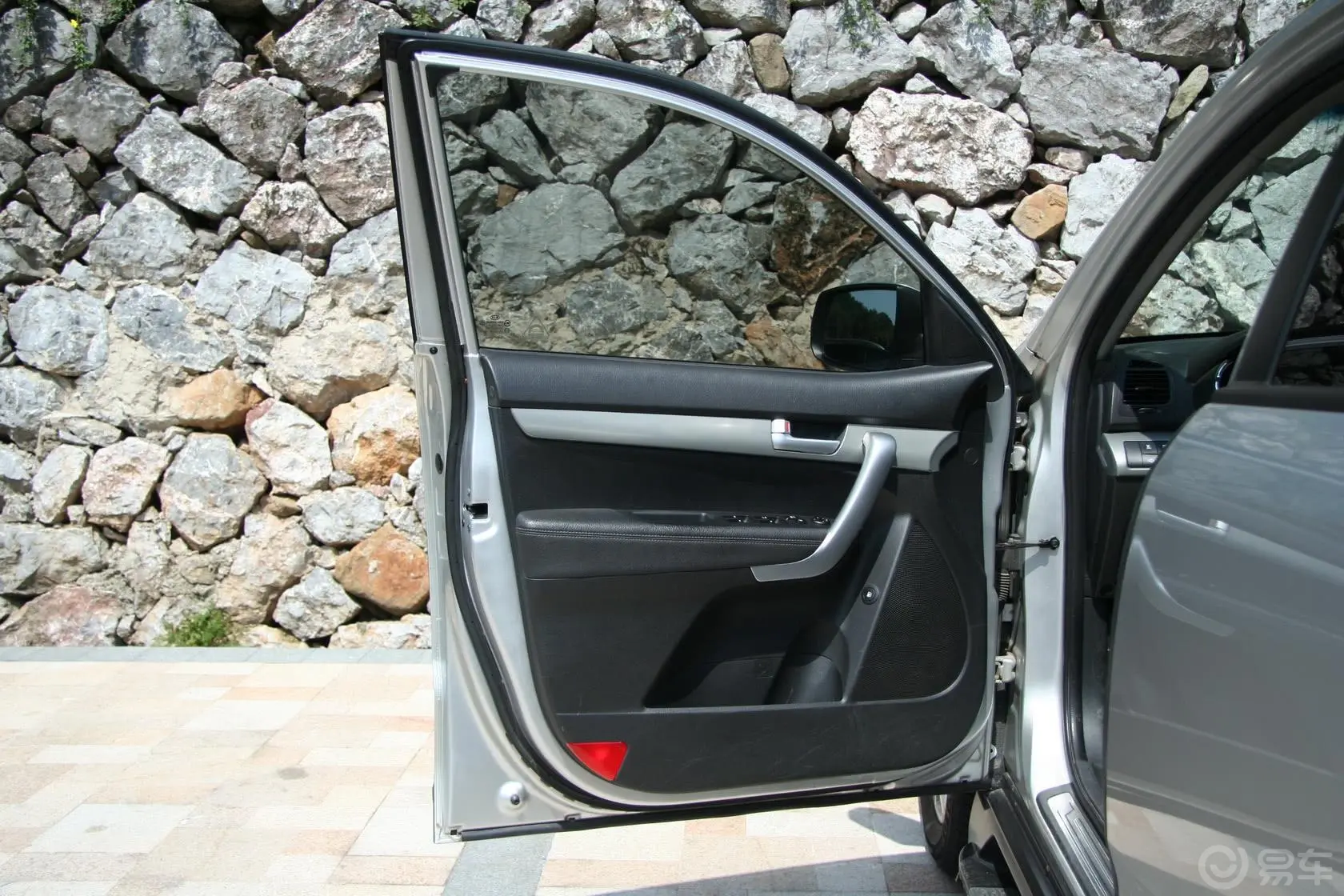 索兰托2.4L 汽油 至尊版驾驶员侧车门内门板