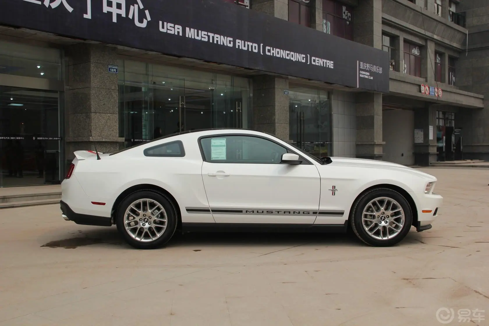 MustangV6 3.7L 自动  豪华版 高配正侧车头向右水平