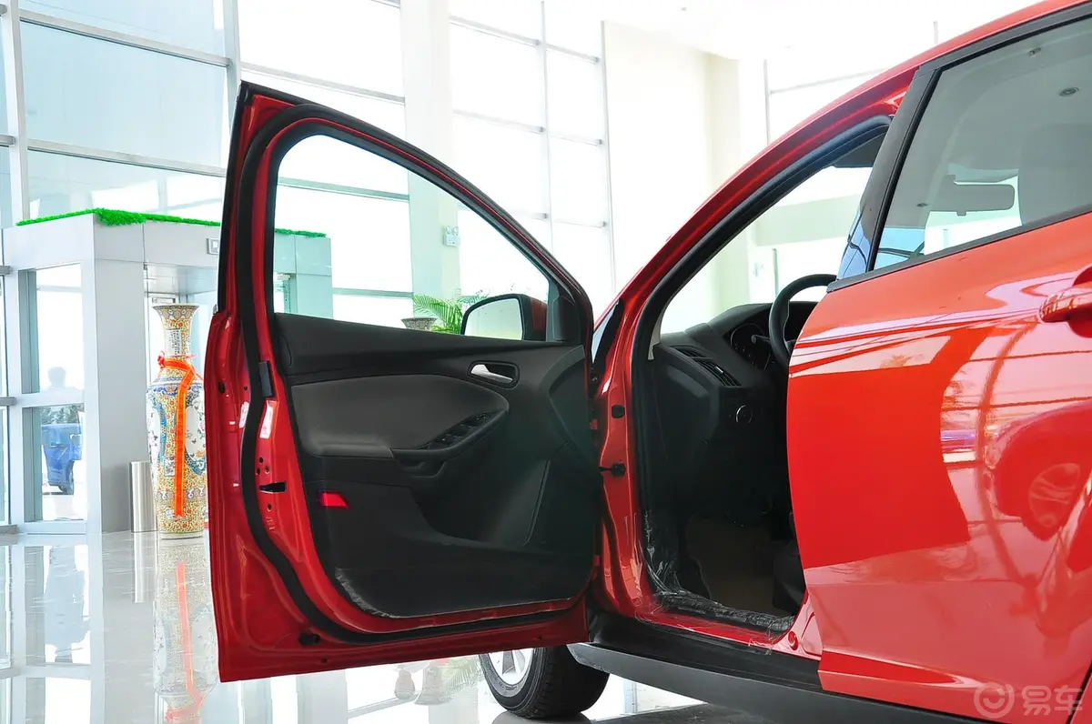 福克斯两厢 1.6L 自动 舒适型驾驶员侧车门内门板