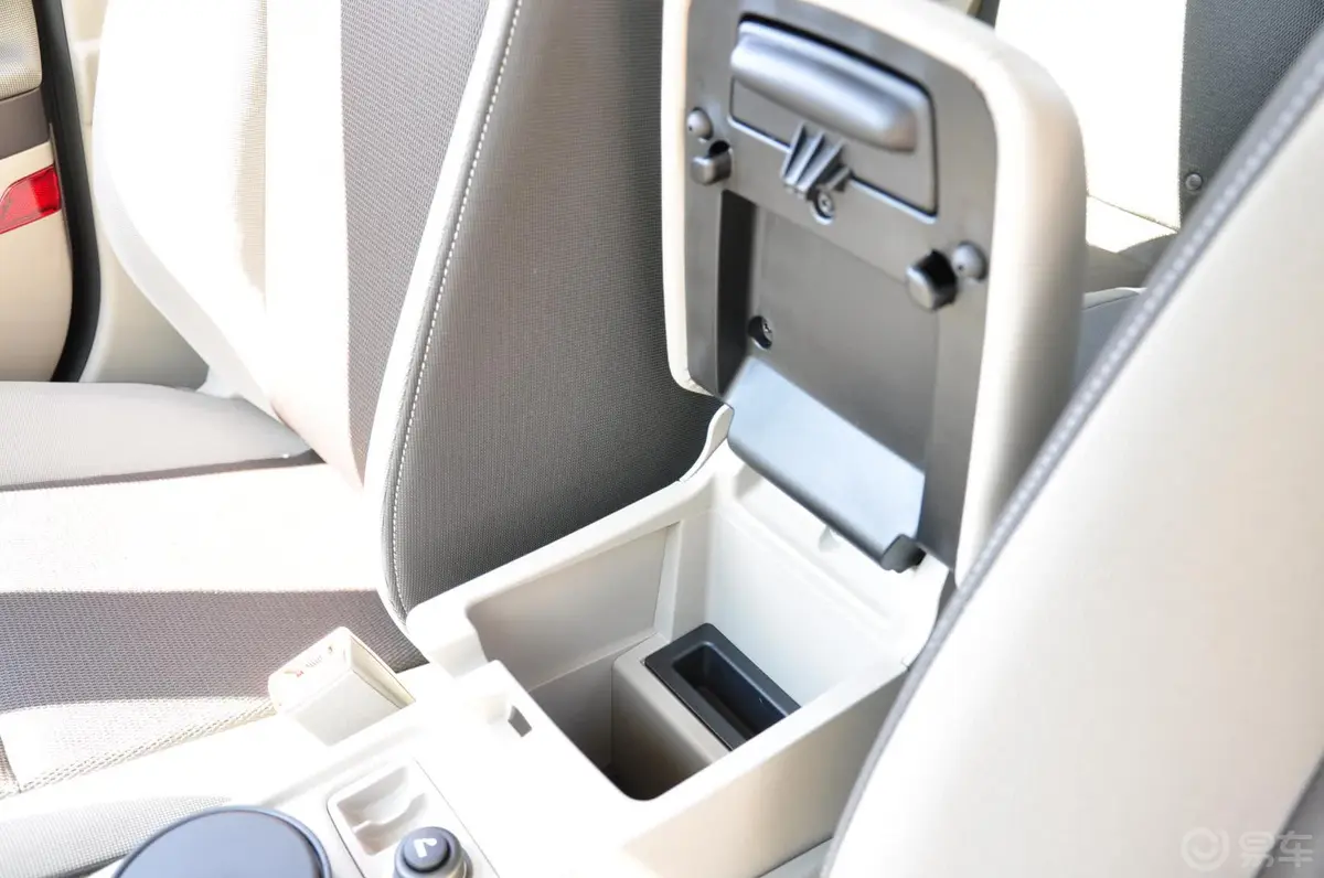 福克斯三厢 1.6L 手动 舒适型前排中央扶手箱空间