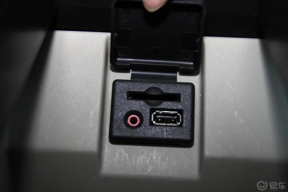 别克GL8豪华商务车 3.0 XT 旗舰版USB接口