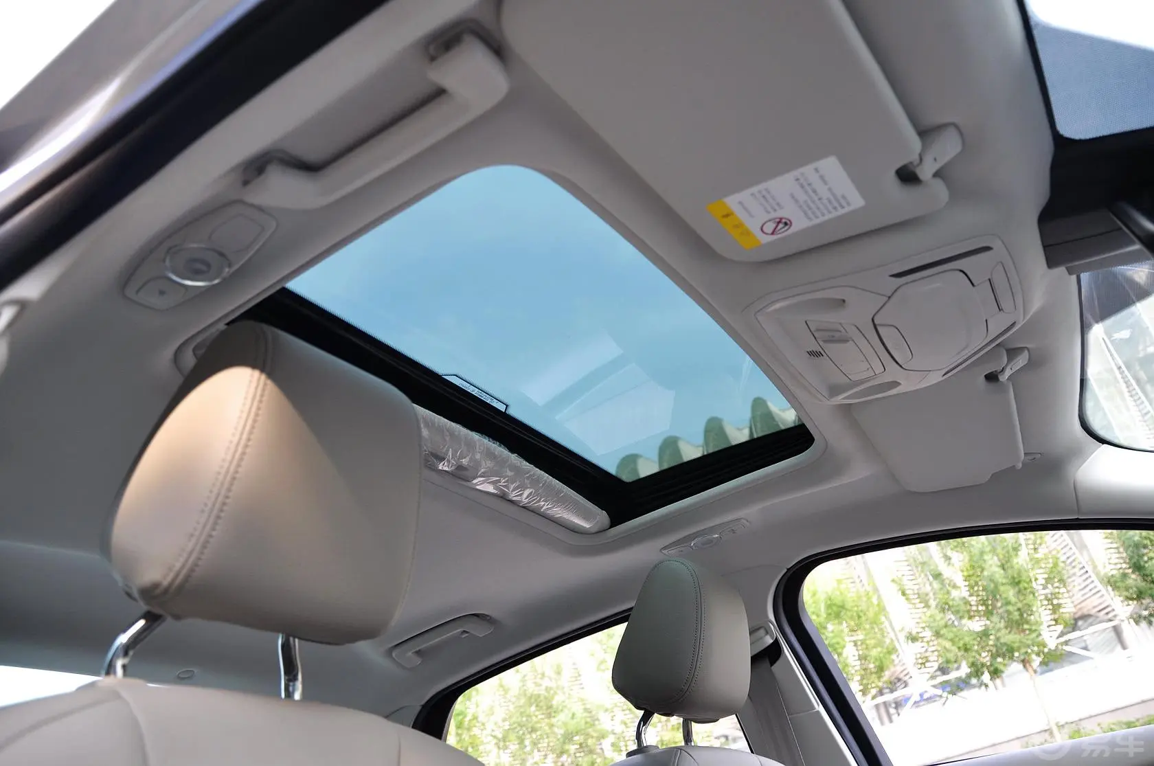 福克斯三厢 1.6L 自动 尊贵型前排车顶中央控制区