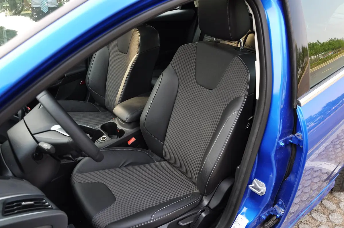 福克斯两厢 2.0L 自动 豪华运动型驾驶员座椅