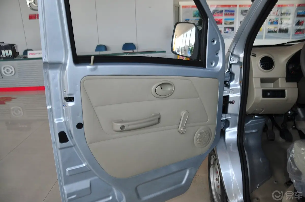 福仕达新鸿达1.0L 实用型 8座驾驶员侧车门内门板