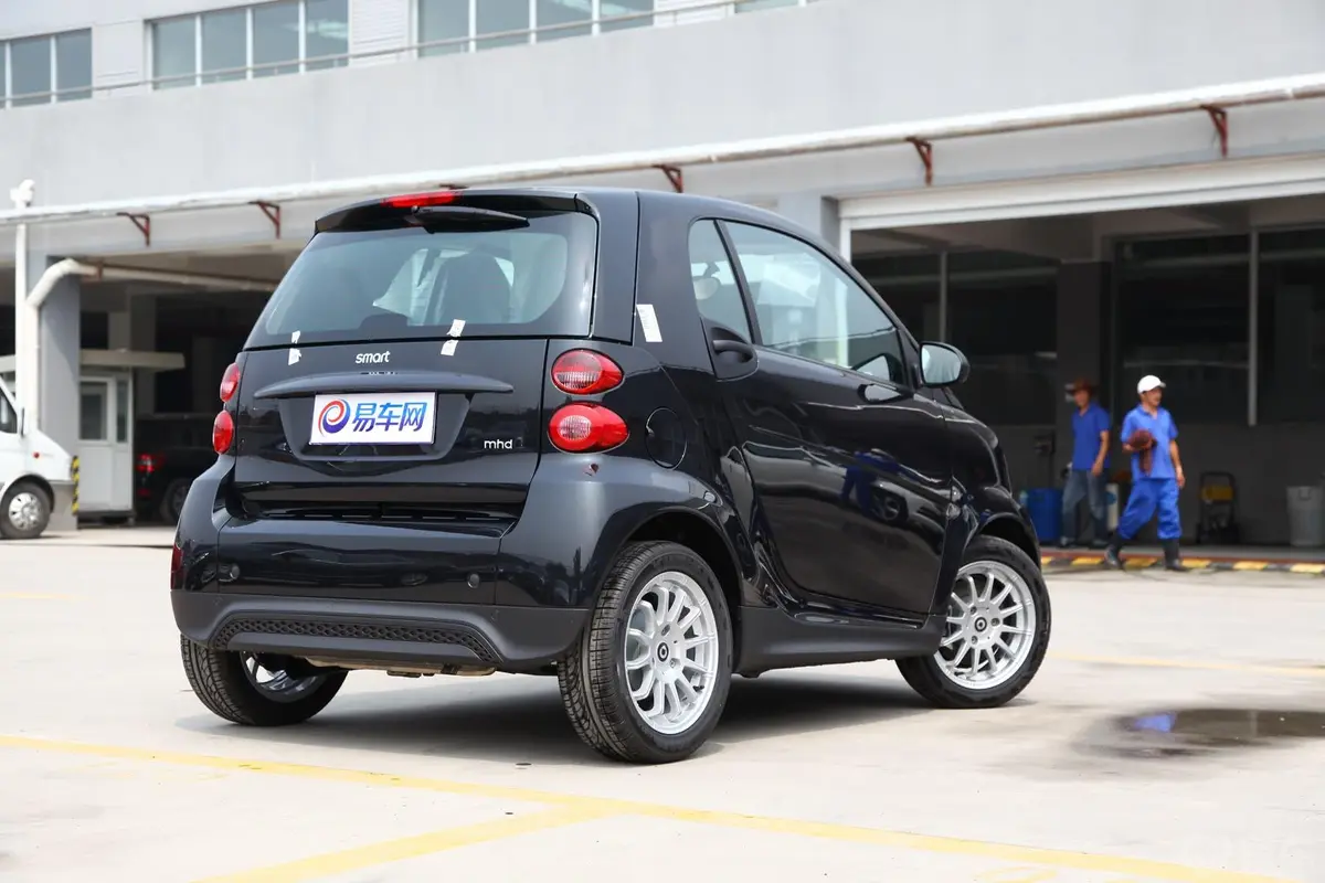 smart fortwo1.0L MHD 硬顶标准版侧后45度车头向右水平