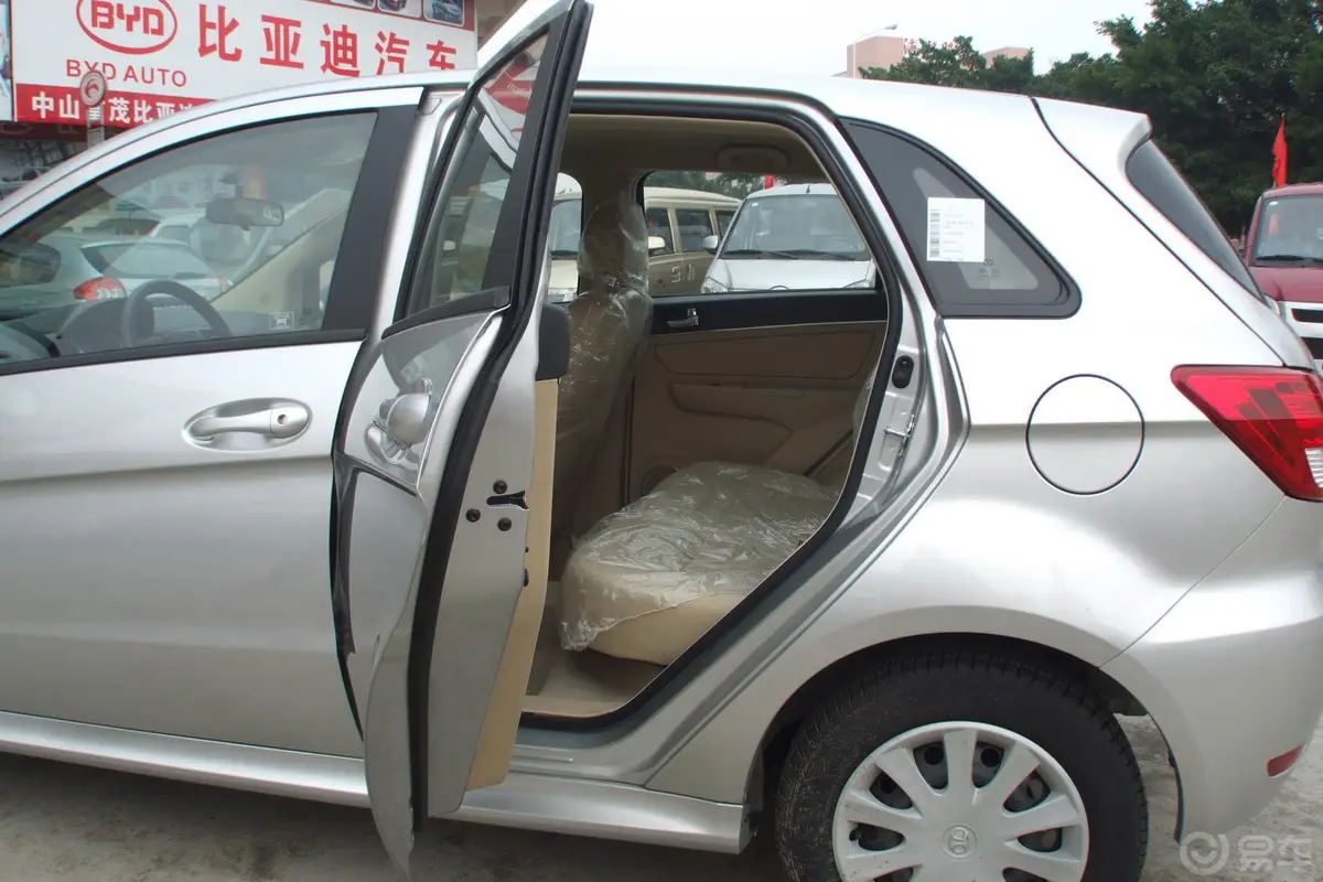 北京汽车E系列两厢 1.3L 乐天手动版后排空间体验