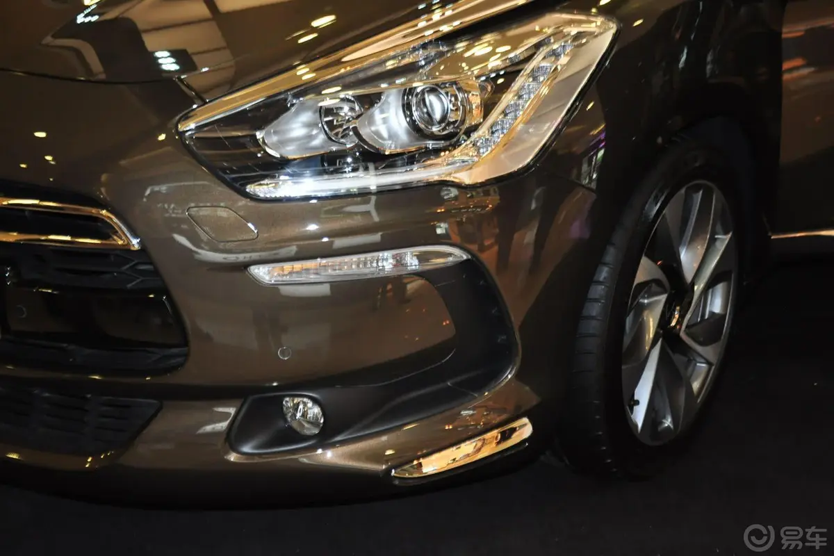 DS 5(进口)1.6T 手自一体 豪华版雾灯