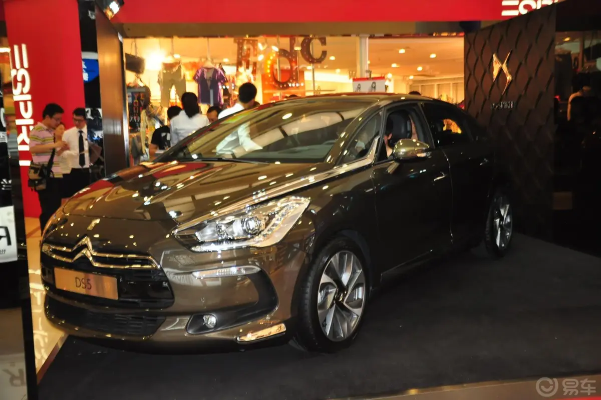 DS 5(进口)1.6T 手自一体 豪华版侧前45度车头向左水平