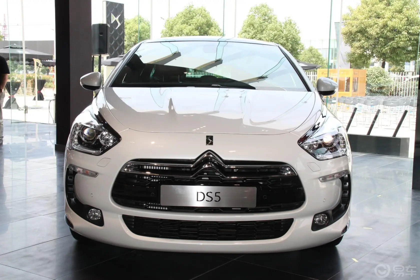 DS 5(进口)1.6T 手自一体 尊享版正前水平