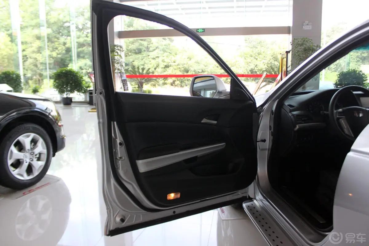 歌诗图2.4L 自动 豪华版驾驶员侧车门内门板