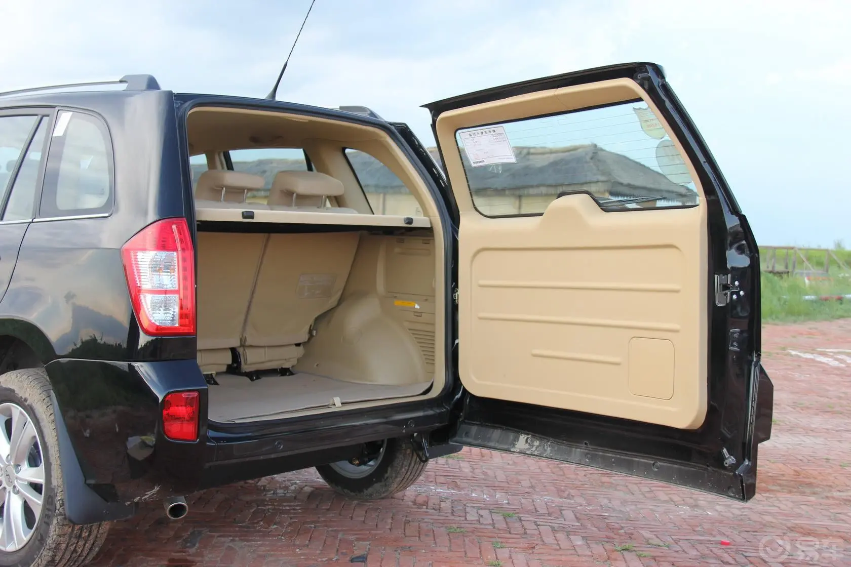 瑞虎精英版 1.6L 自动 DVVT 舒适型行李厢开口范围