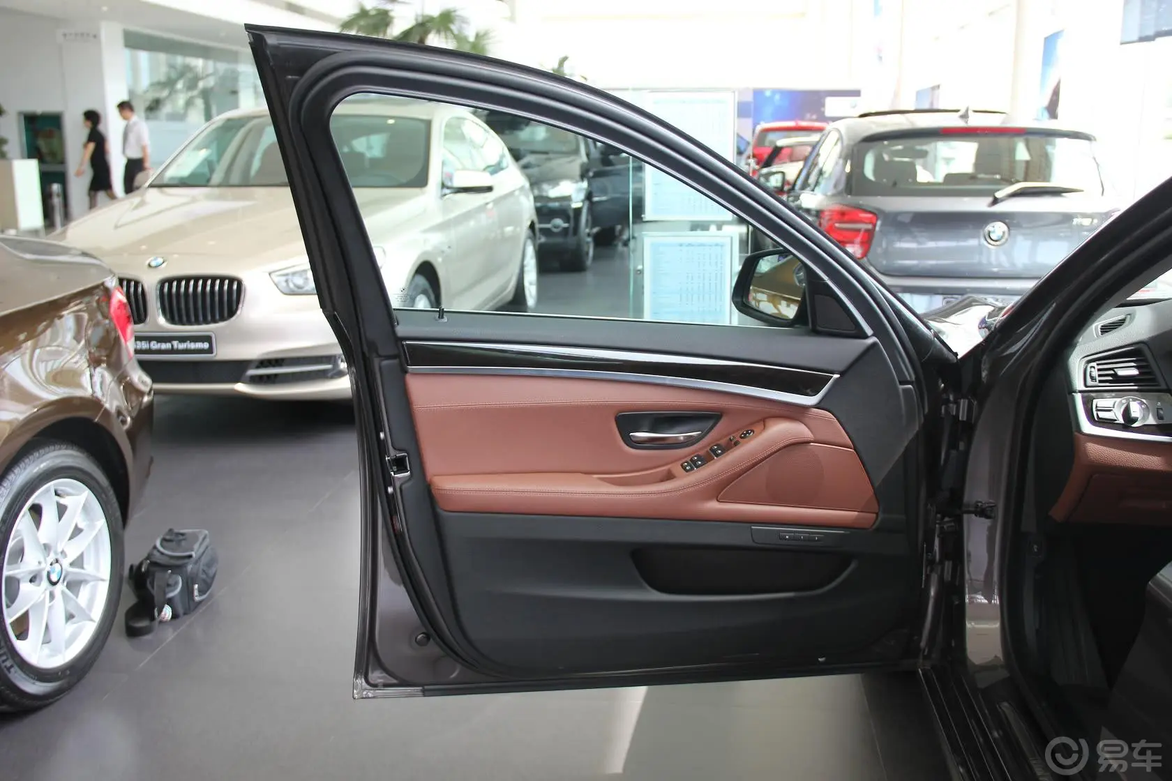 宝马5系(进口)528i xDrive 豪华型驾驶员侧车门内门板