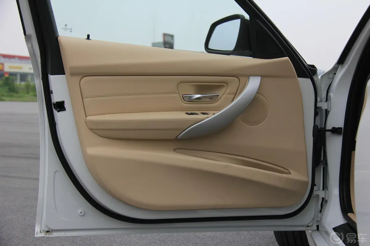 宝马3系(进口)320i 时尚型驾驶员侧车门内门板