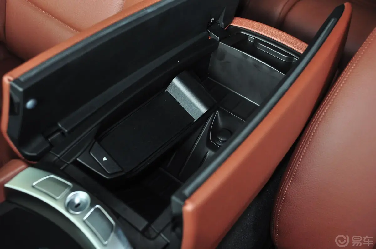 宝马5系GT535i xDrive 豪华型前排中央扶手箱空间