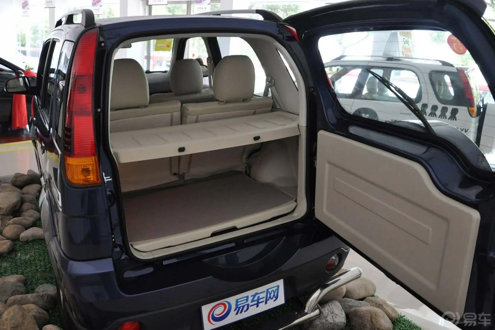 众泰50081.3L AMT 舒适型行李箱空间